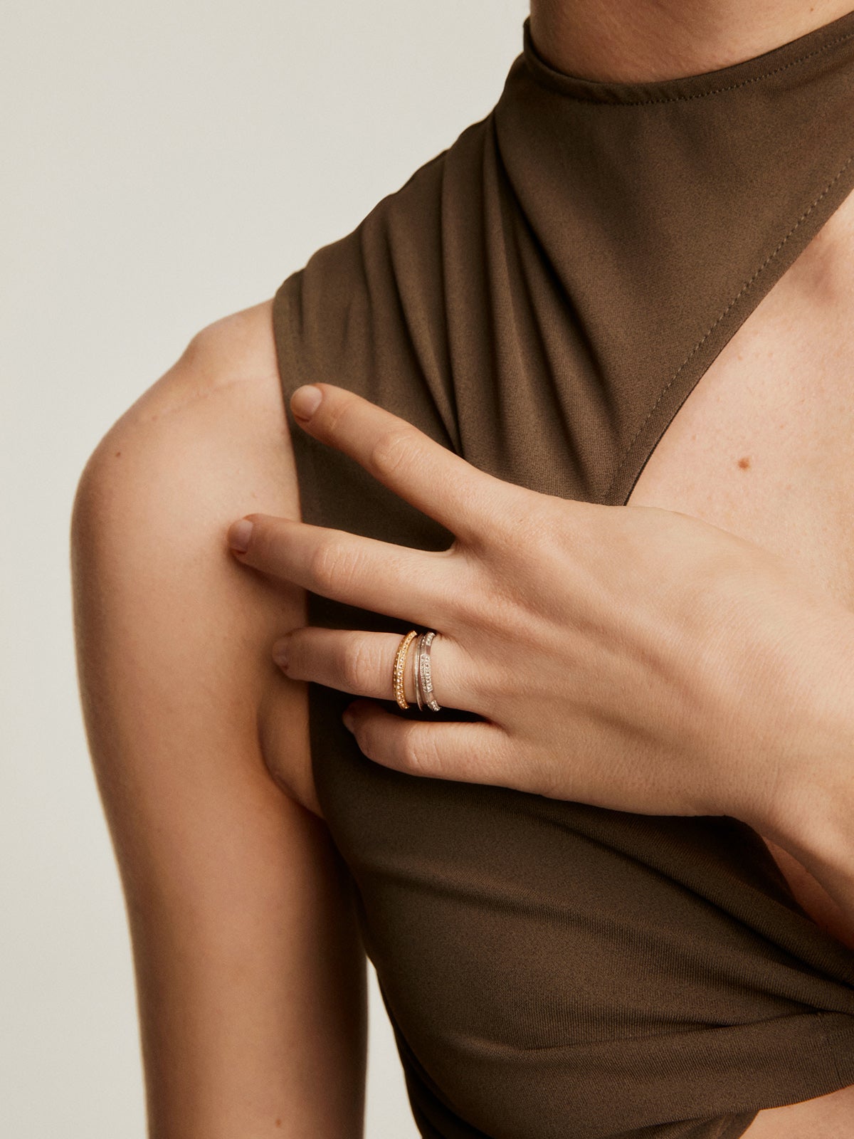 Anillo ancho triple de plata 925 bañada en oro amarillo de 18K con topacios blancos