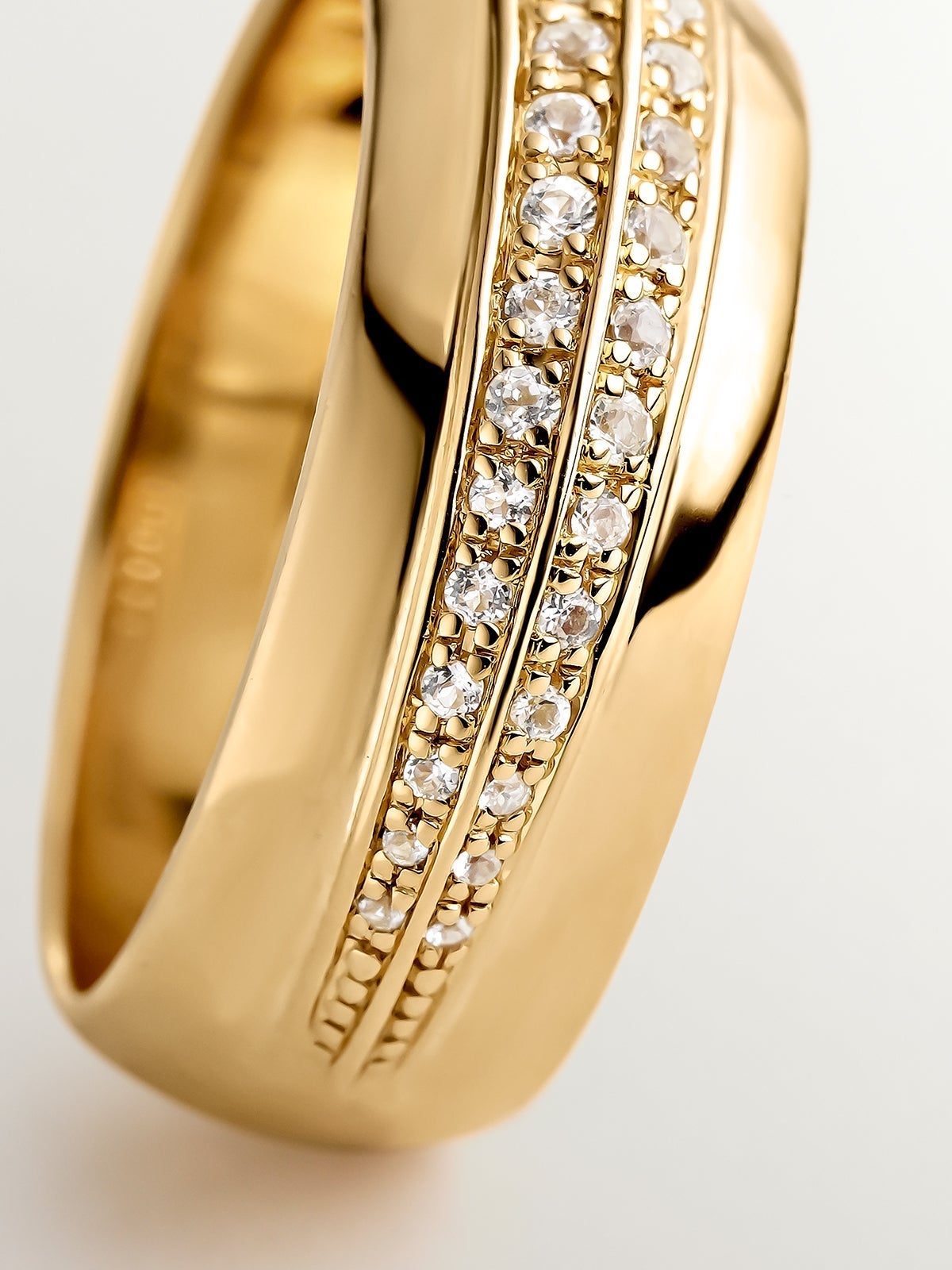 Anillo ancho de plata 925 bañada en oro amarillo de 18K con topacios blancos