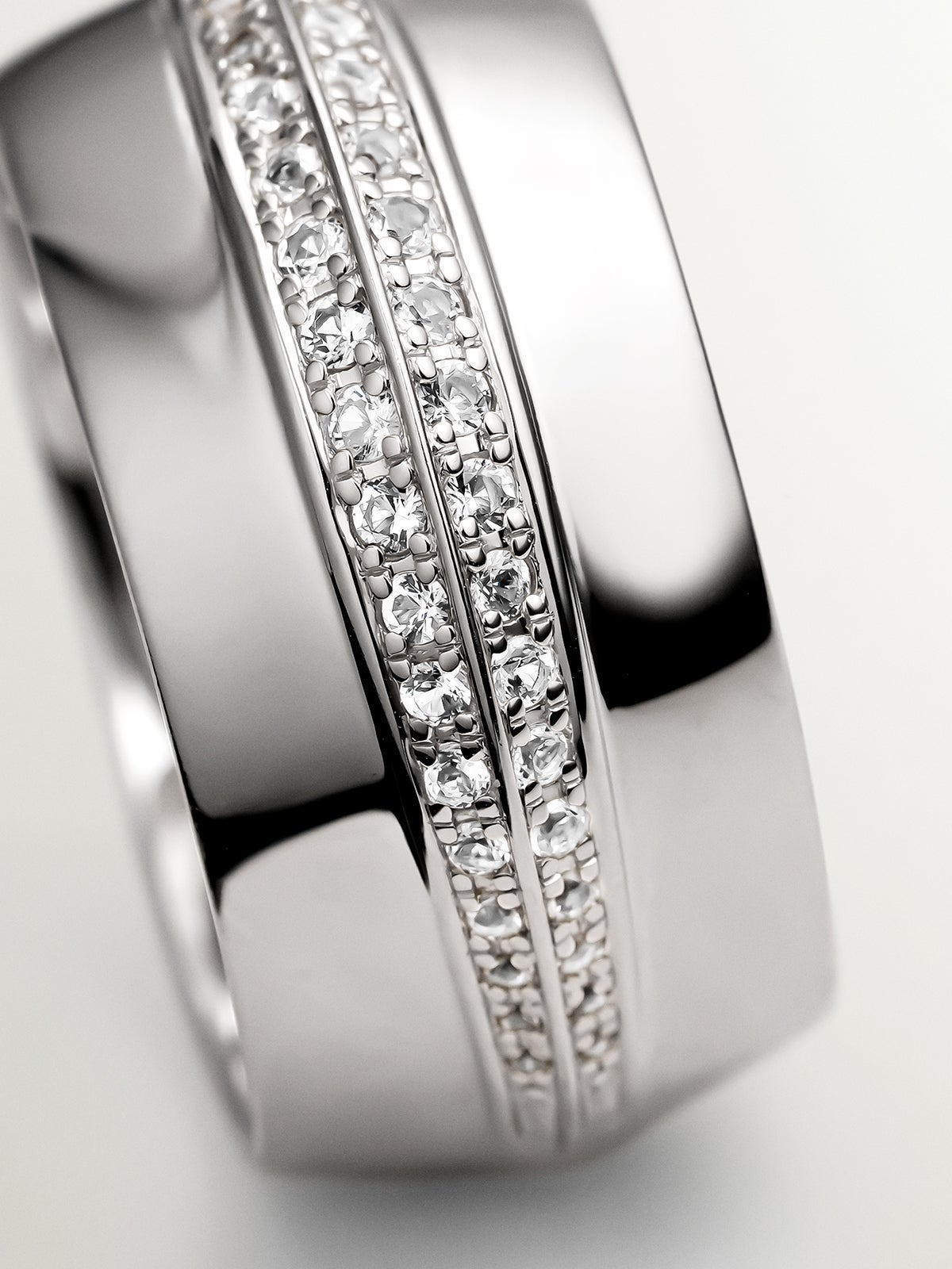 Anillo ancho de plata 925 con topacios blancos