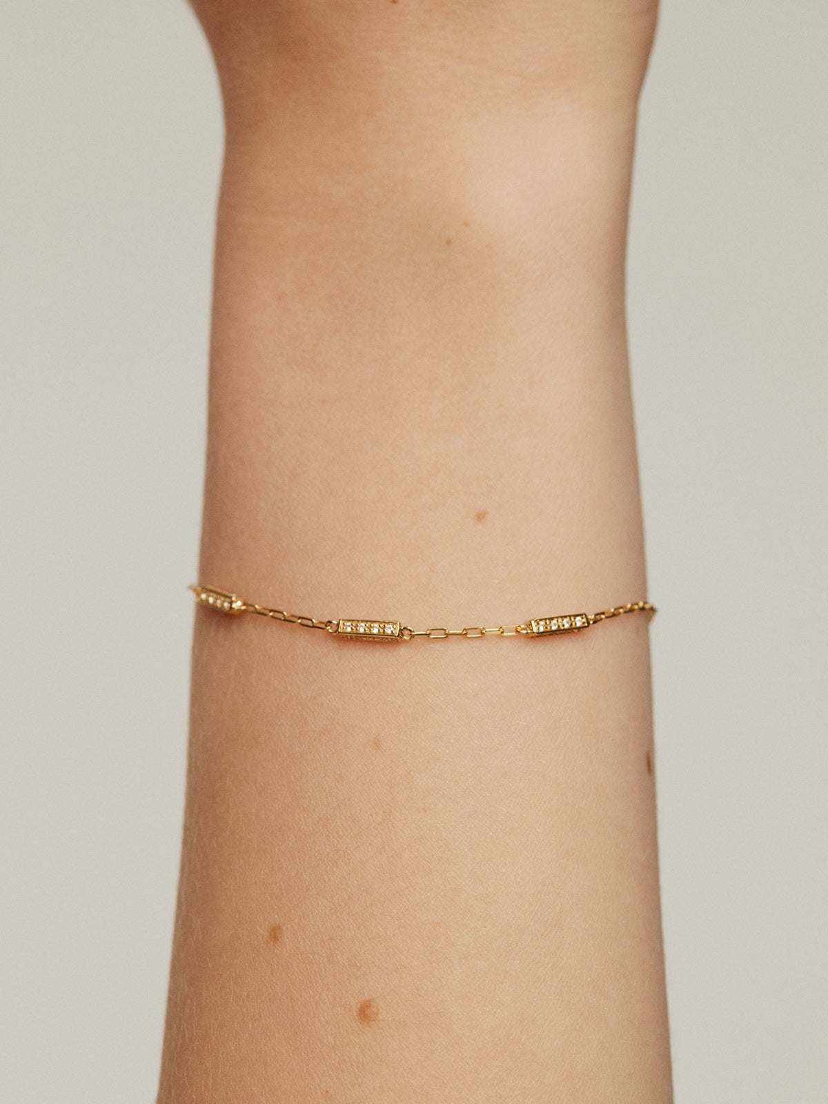 Pulsera eslabones rolo de plata 925 bañada en oro amarillo de 18K con topacios blancos