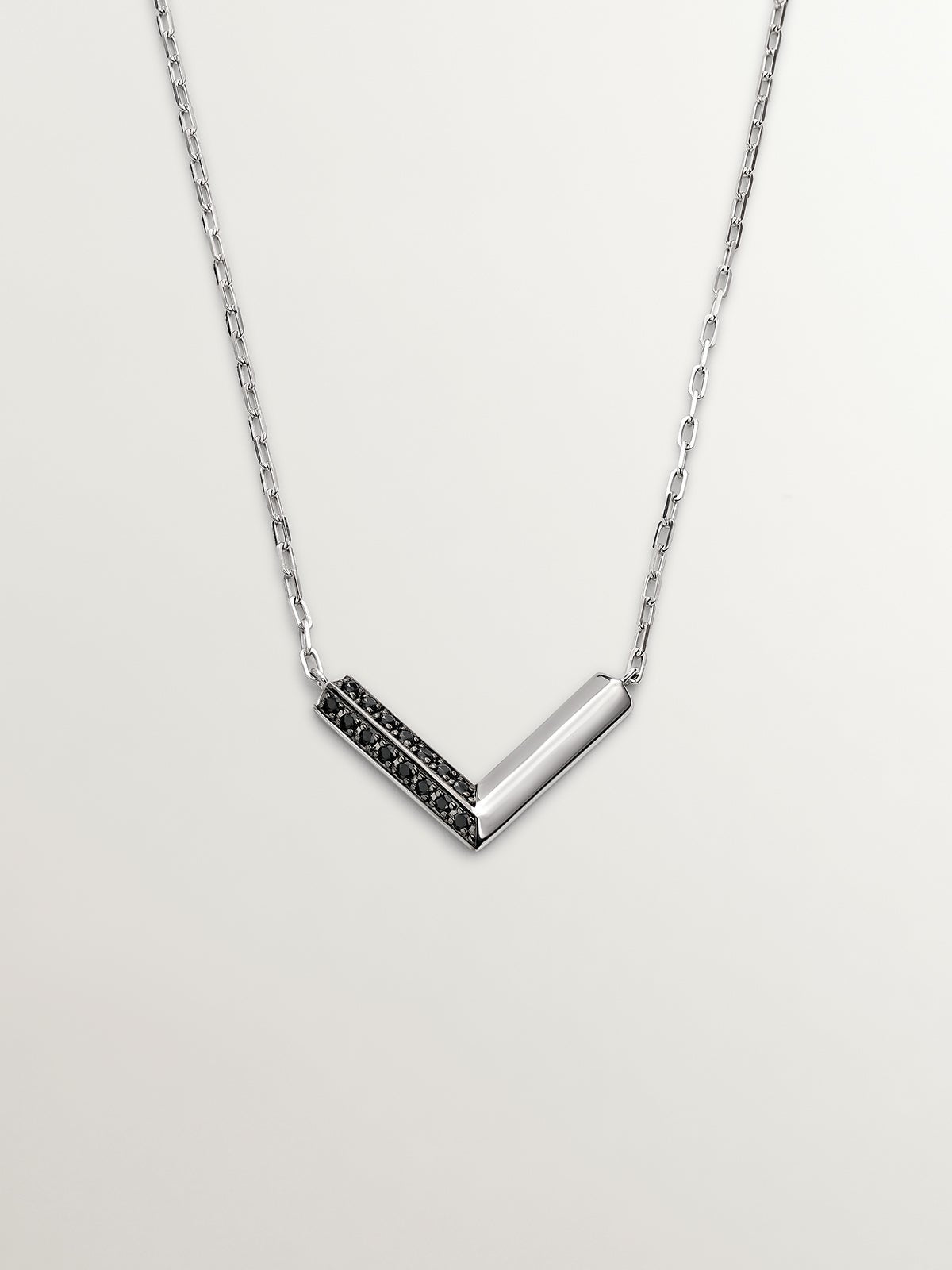 Collar de plata 925 con forma de uve y espinelas negras