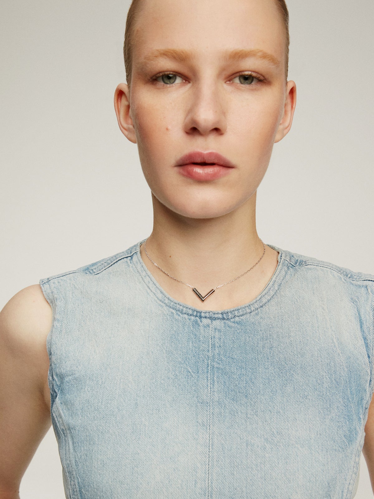 Collar de plata 925 con forma de uve y espinelas negras