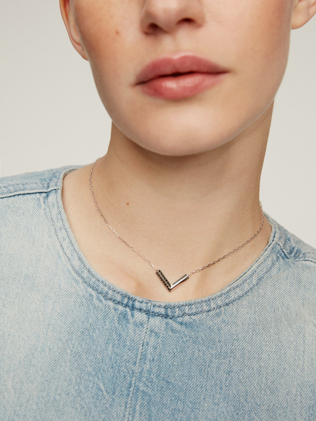 Collar de plata 925 con forma de uve y espinelas negras