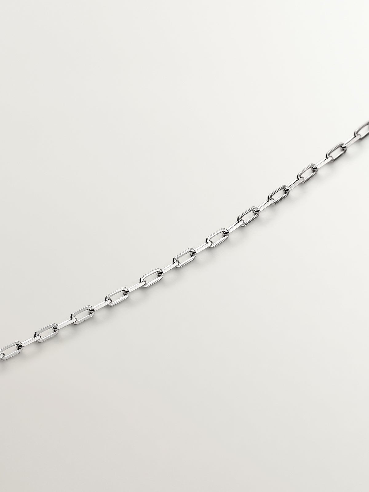 Collar de plata 925 con forma de uve y espinelas negras