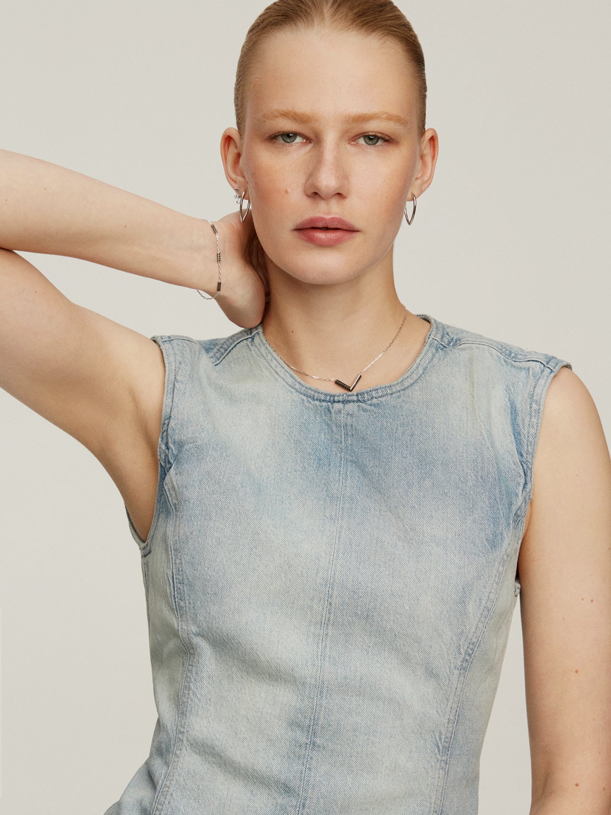 Collar de plata 925 con forma de uve y espinelas negras