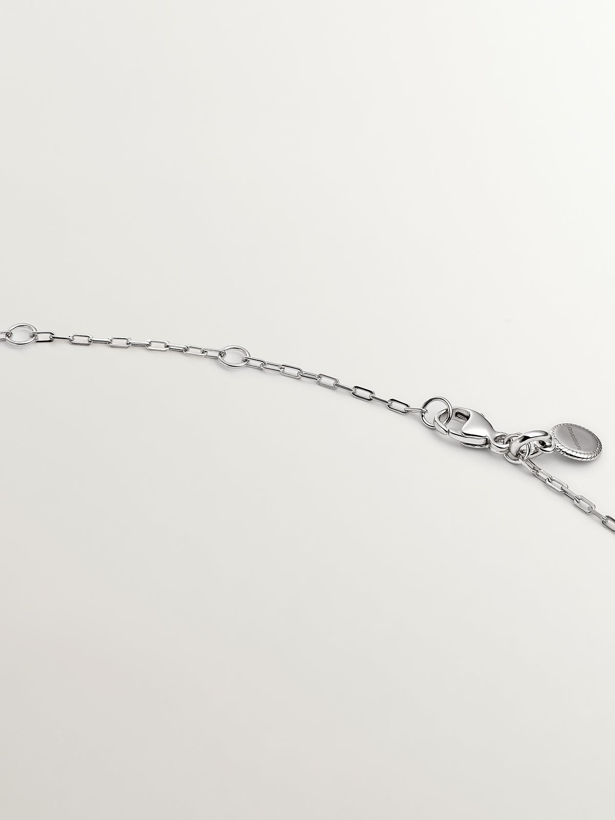 Collar de plata 925 con forma de uve y espinelas negras