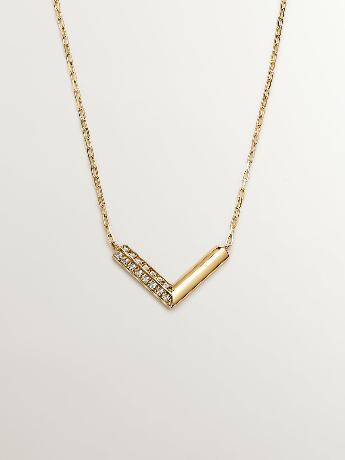 Collar de plata 925 bañada en oro amarillo de 18K con forma de uve y topacios blancos