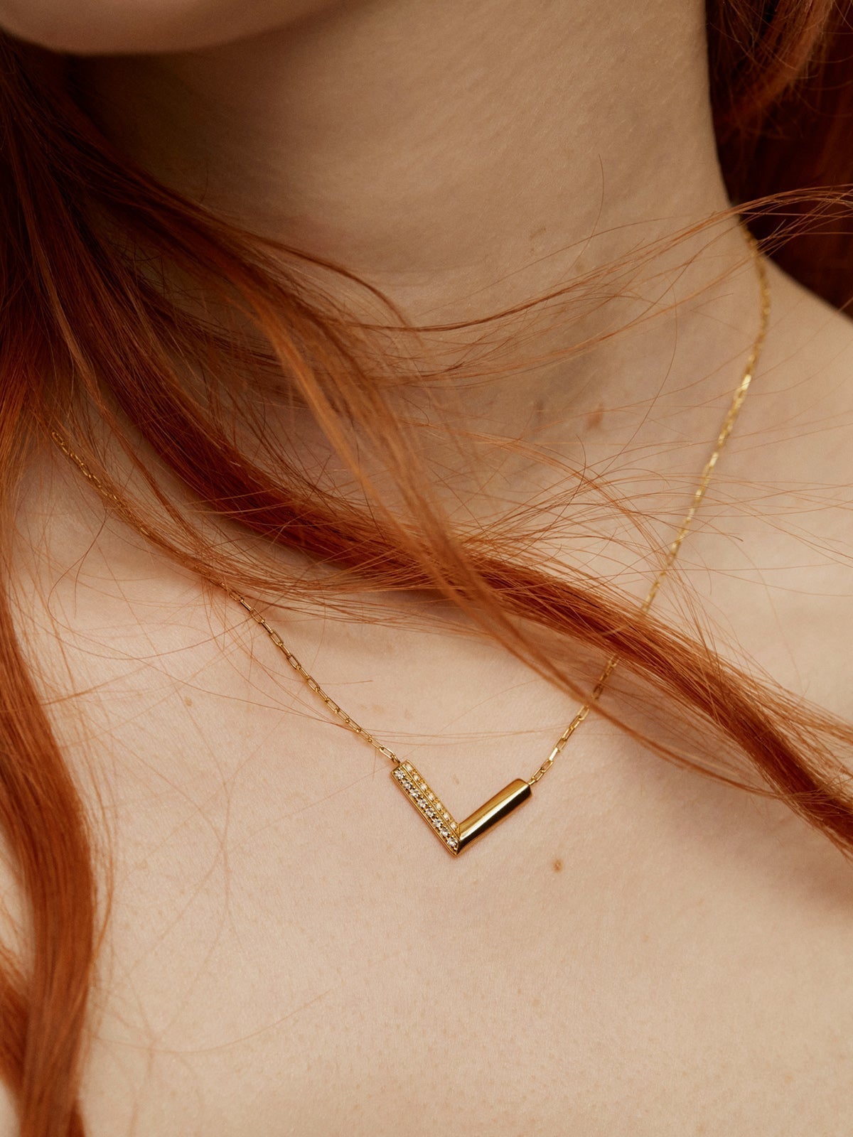Collar de plata 925 bañada en oro amarillo de 18K con forma de uve y topacios blancos
