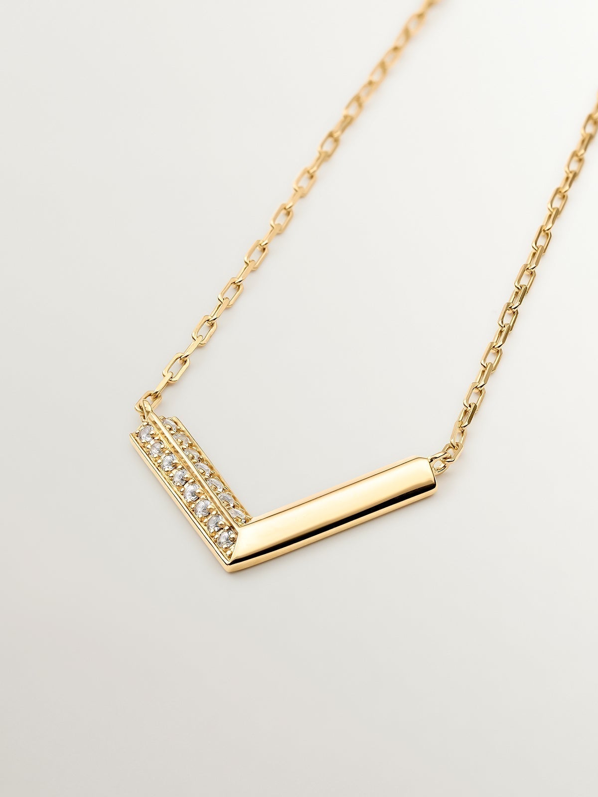 Collar de plata 925 bañada en oro amarillo de 18K con forma de uve y topacios blancos