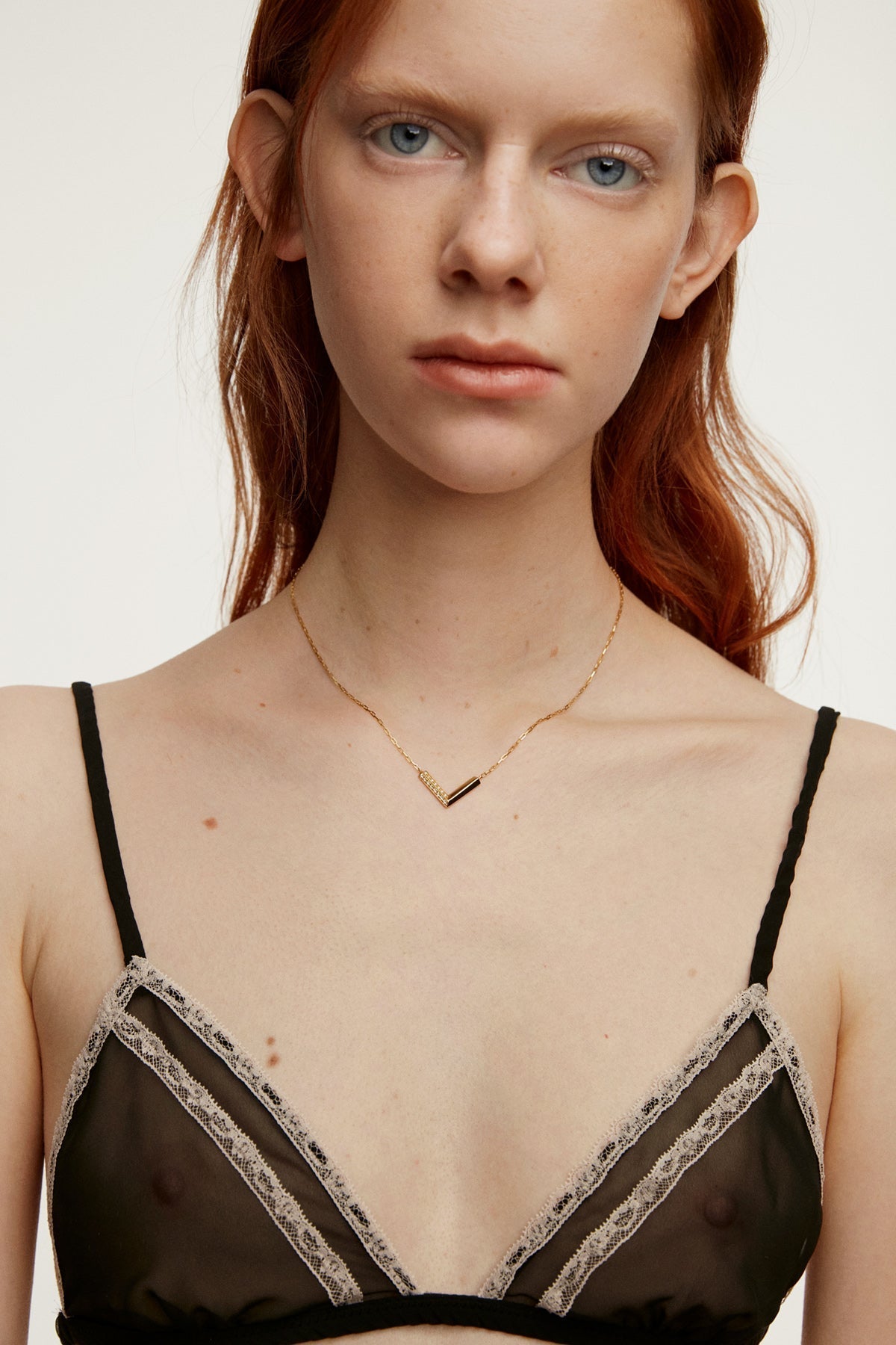 Collar de plata 925 bañada en oro amarillo de 18K con forma de uve y topacios blancos