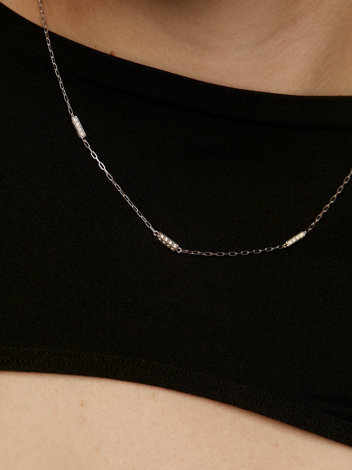 Collar de eslabones rolo de plata 925 con topacios blancos