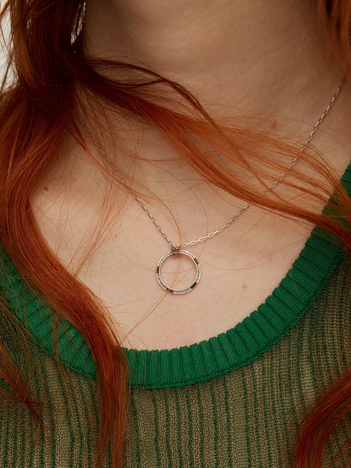 Colgante de plata 925 con círculo de topacios blancos