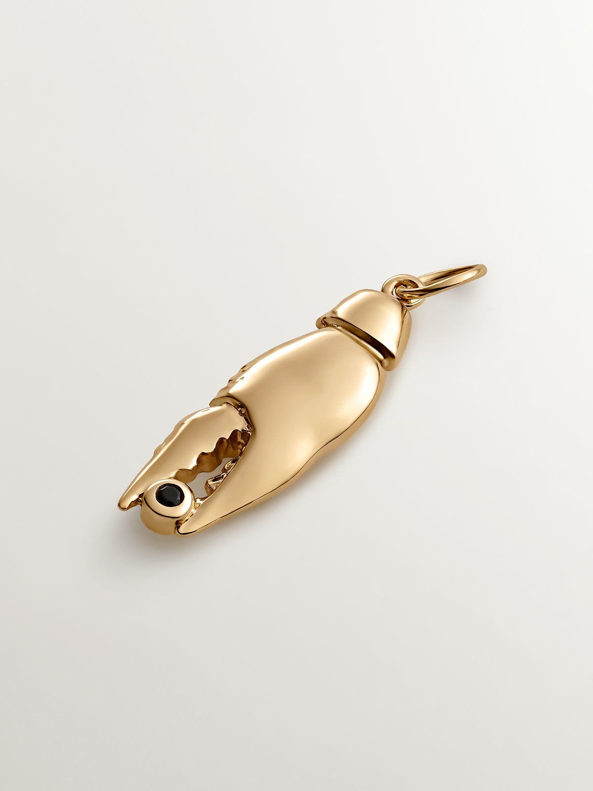 Charm de plata 925 bañada en oro amarillo de 18K con espinela negra y forma de pinza