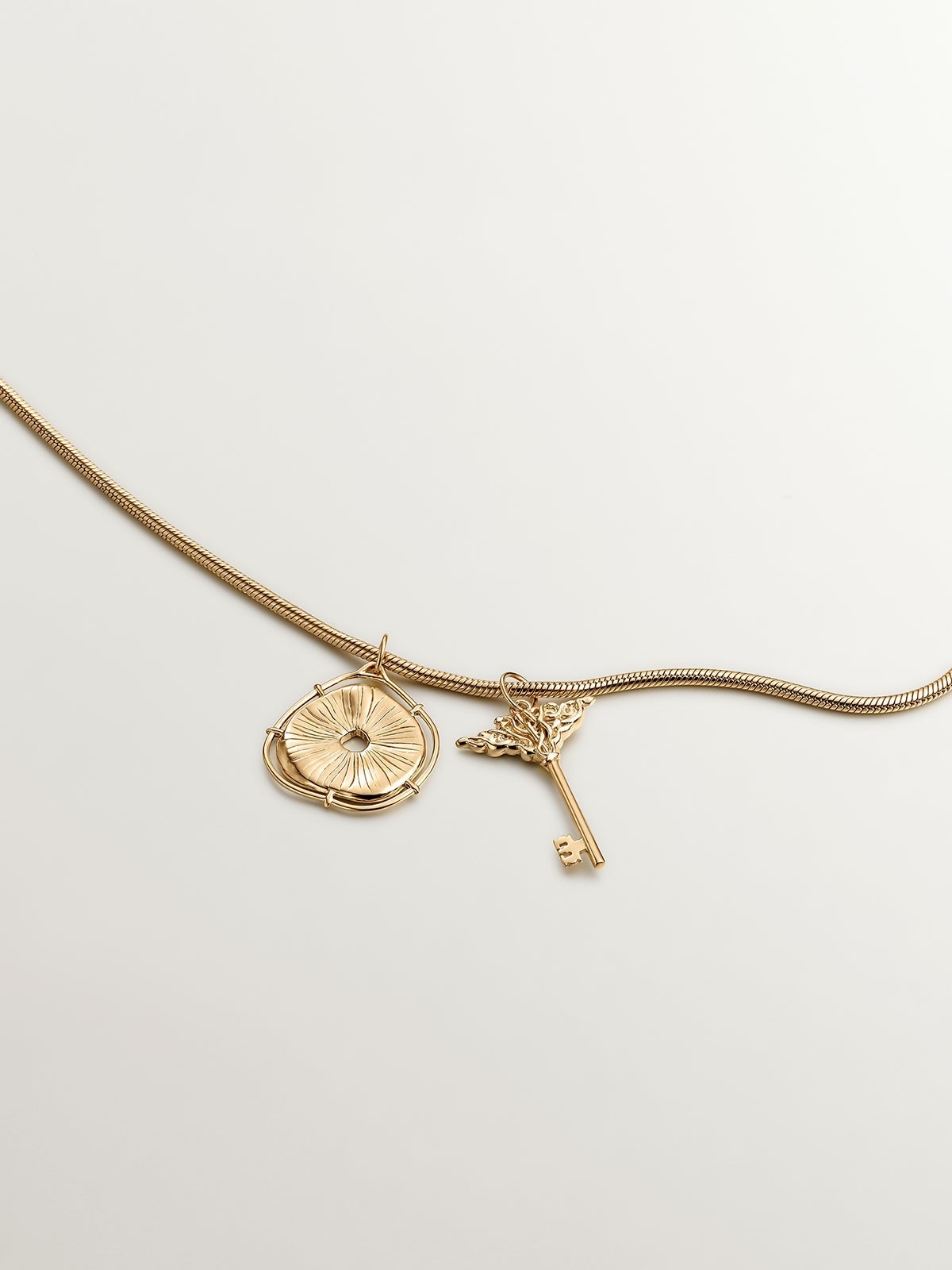 Charm de plata 925 bañada en oro amarillo de 18K con forma de llave