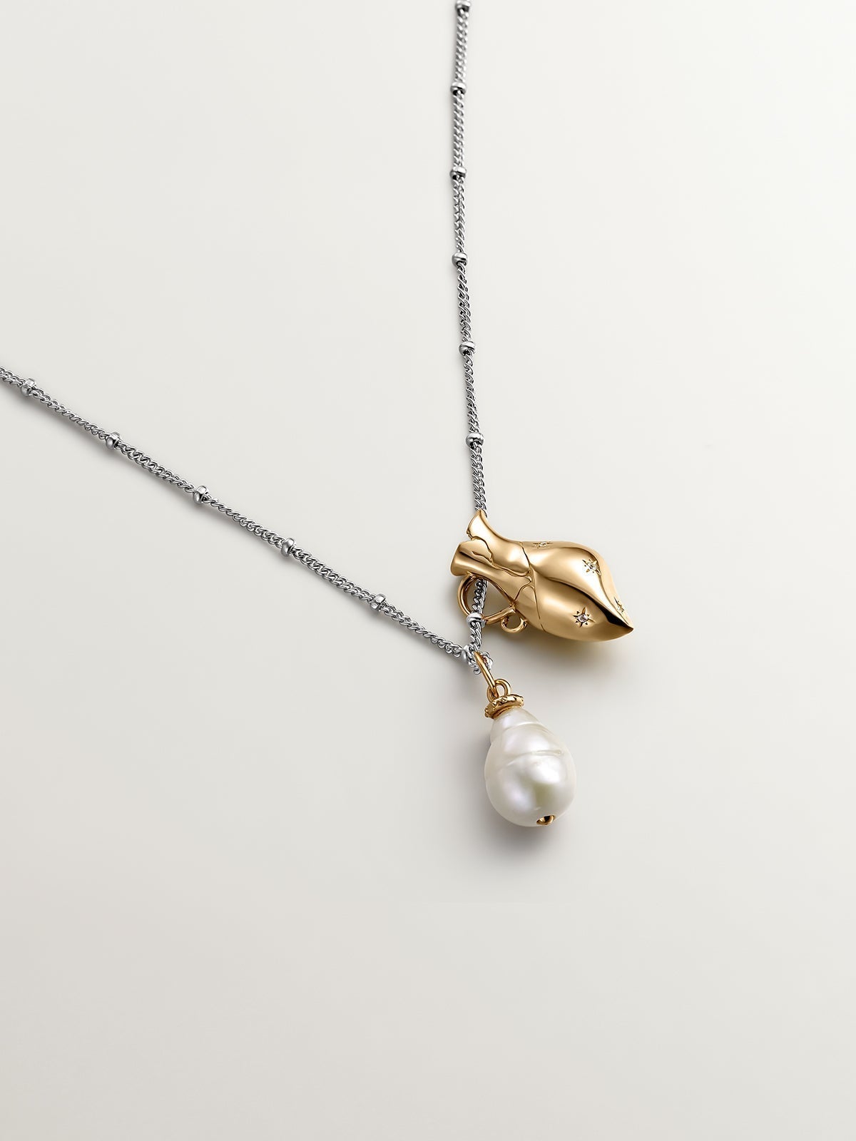 Charm de plata 925 bañada en oro amarillo de 18K con topacio blanco y forma de vasija