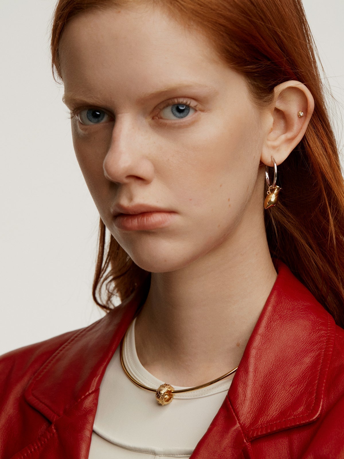 Charm de plata 925 bañada en oro amarillo de 18K con topacio blanco y forma de vasija