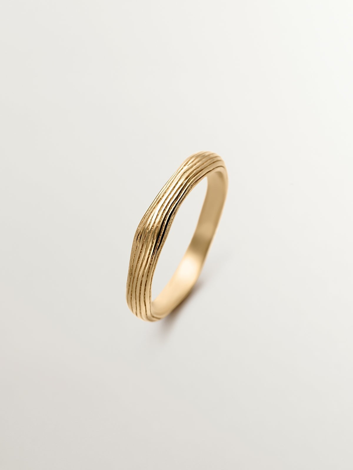 Anillo de plata 925 bañada en oro amarillo de 18K con relieve
