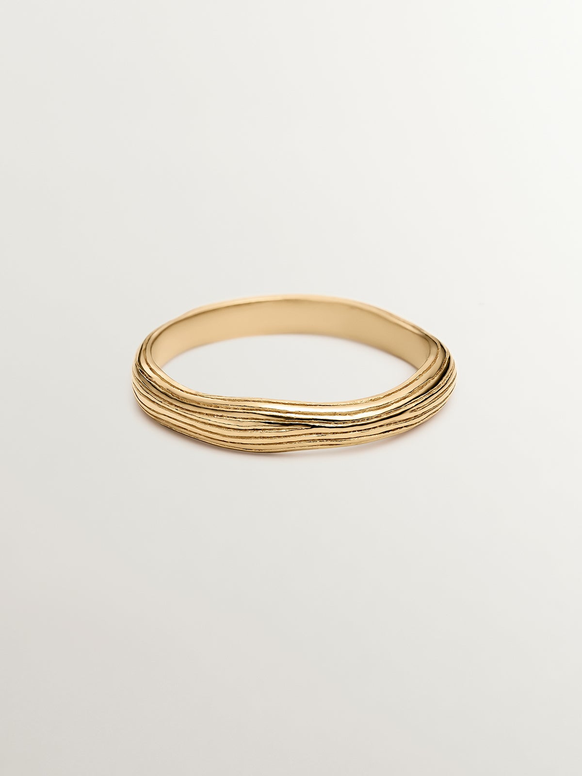 Anillo de plata 925 bañada en oro amarillo de 18K con relieve
