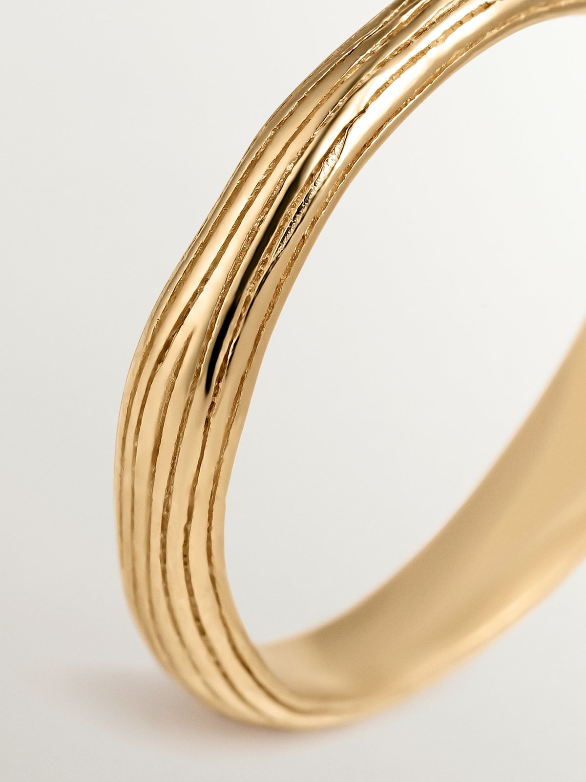 Anillo de plata 925 bañada en oro amarillo de 18K con relieve