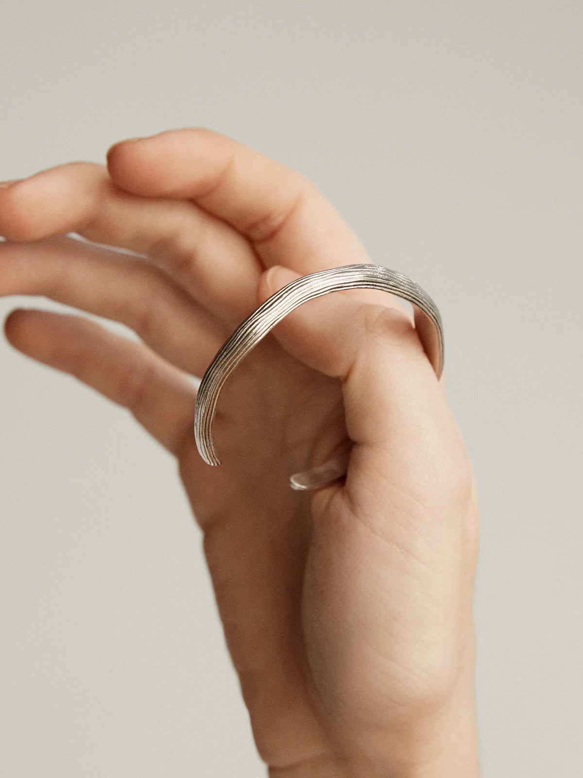 Pulsera de plata 925 con relieve y forma irregular