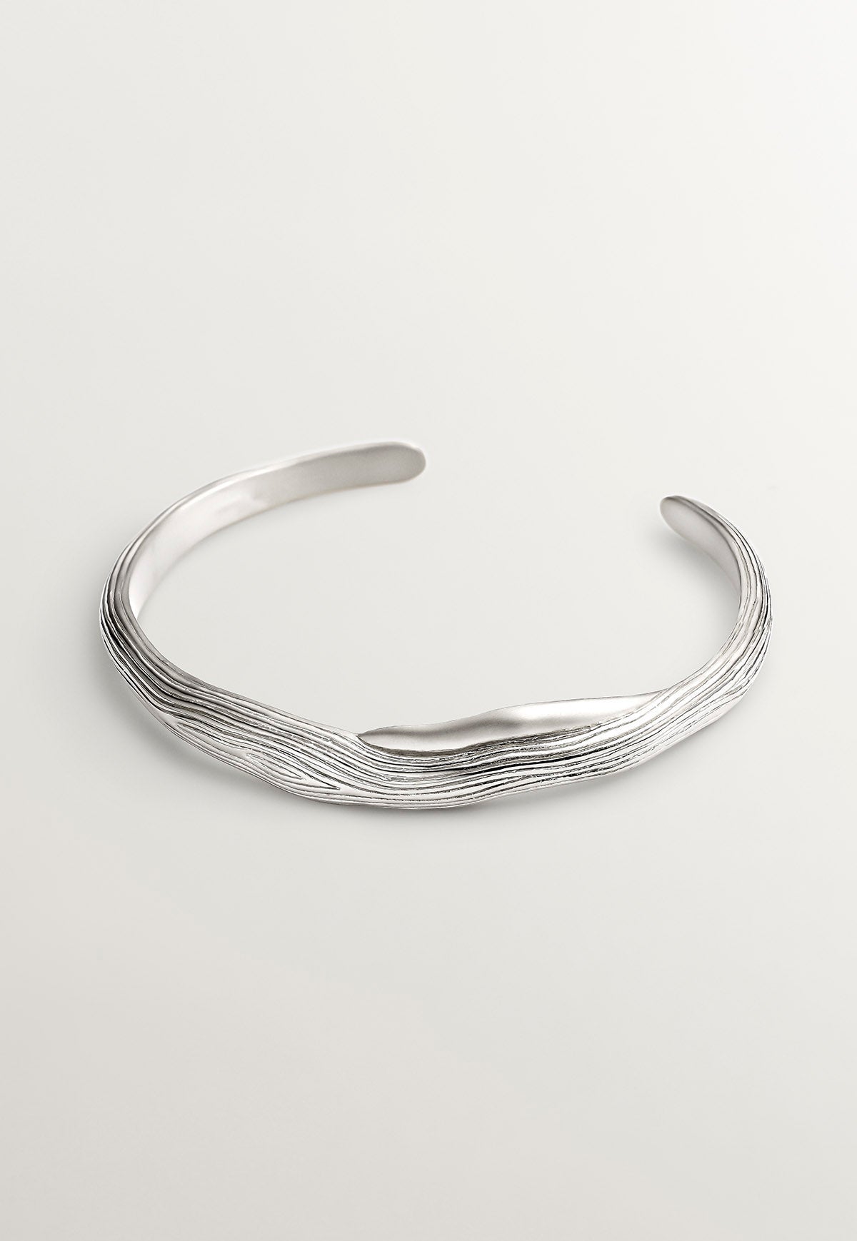 Pulsera de plata 925 con relieve y forma irregular