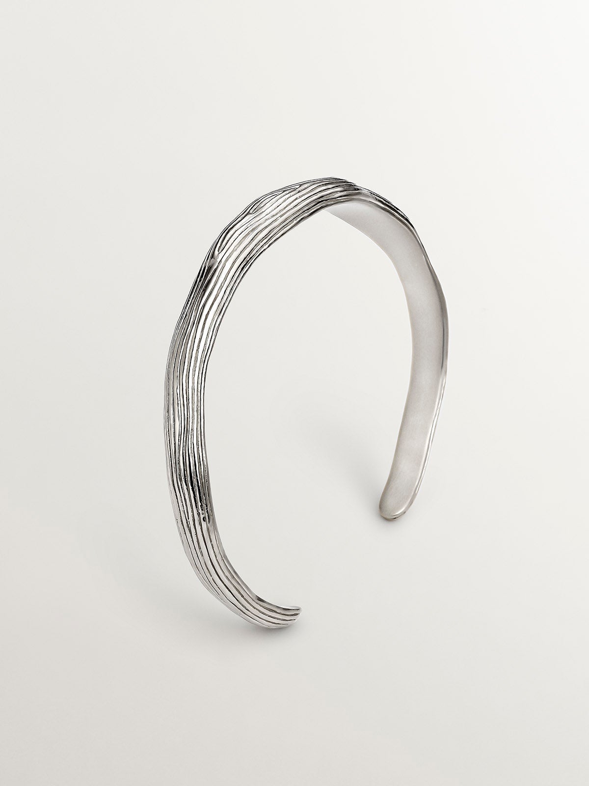 Pulsera de plata 925 con relieve y forma irregular