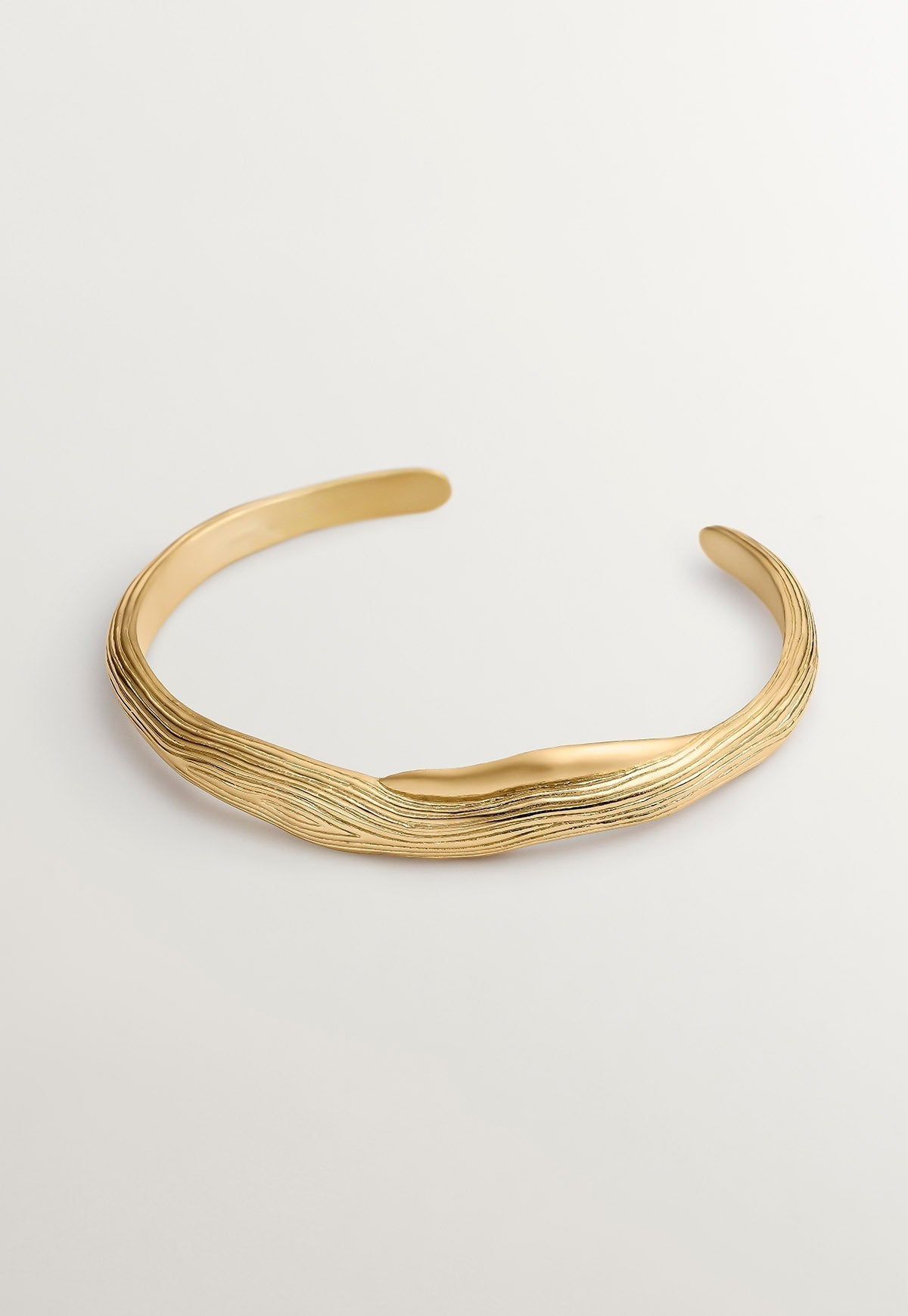 Pulsera de plata 925 bañada en oro amarillo de 18K con relieve y forma irregular