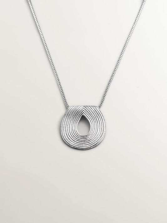 Colgante ovalado de plata 925 con relieve