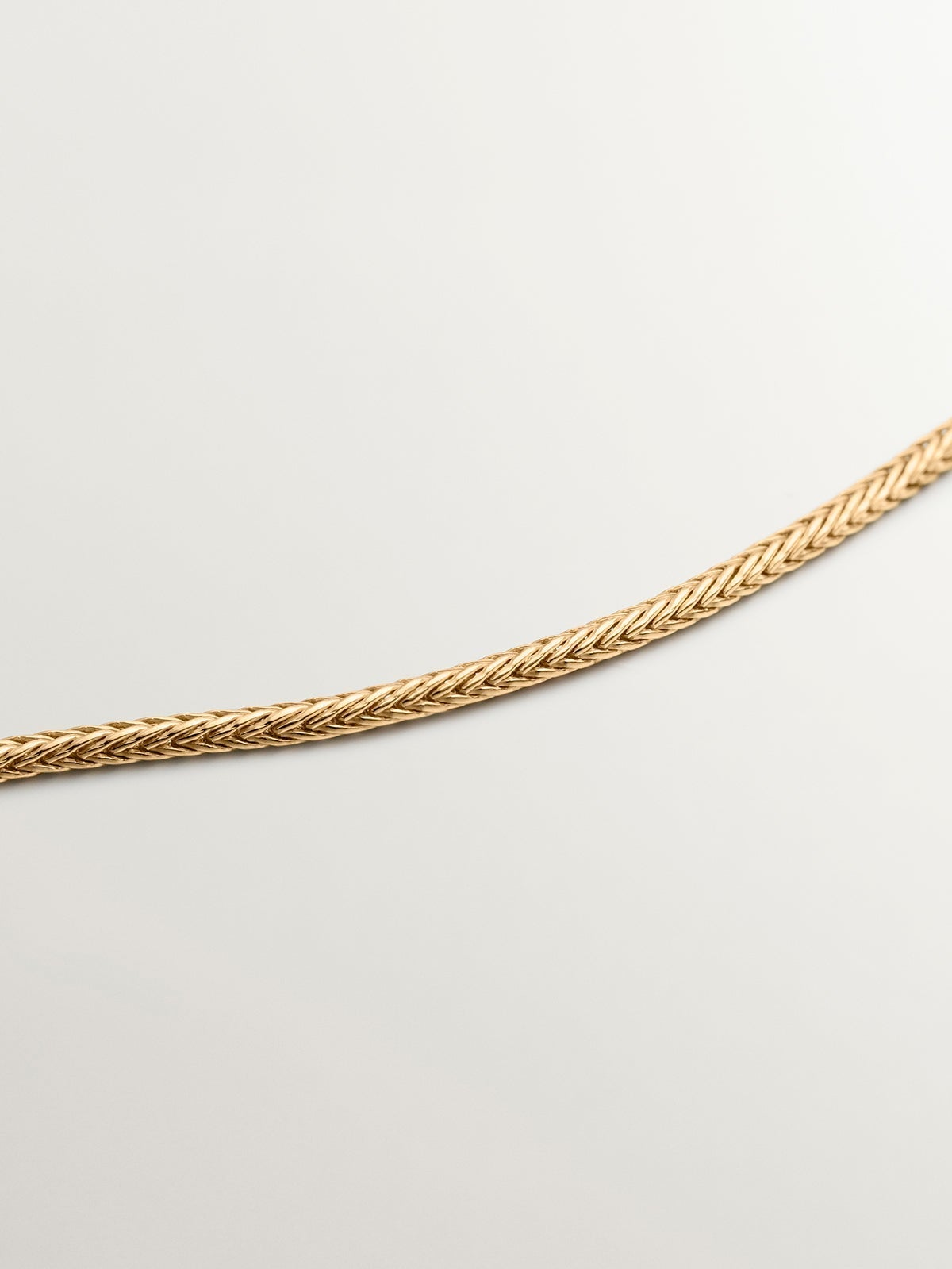 Colgante circular grande de plata 925 bañada en oro amarillo de 18K con relieve