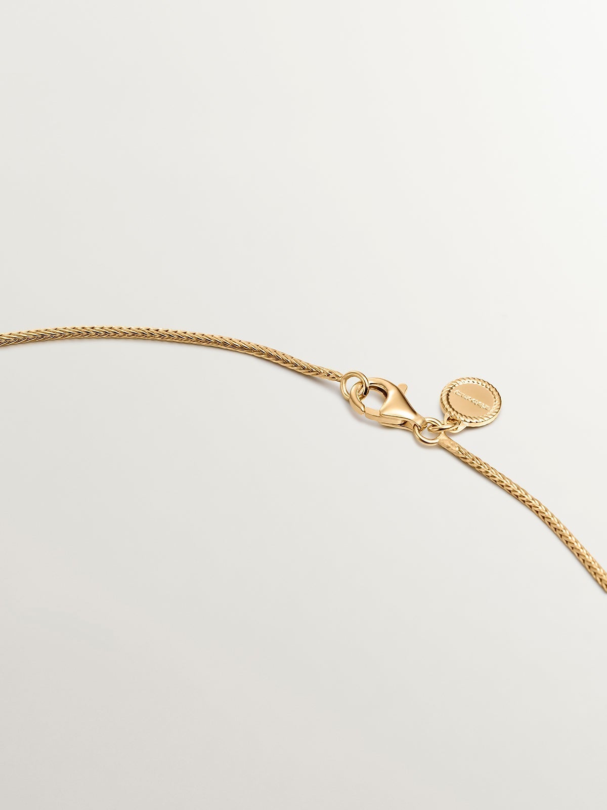 Colgante circular grande de plata 925 bañada en oro amarillo de 18K con relieve