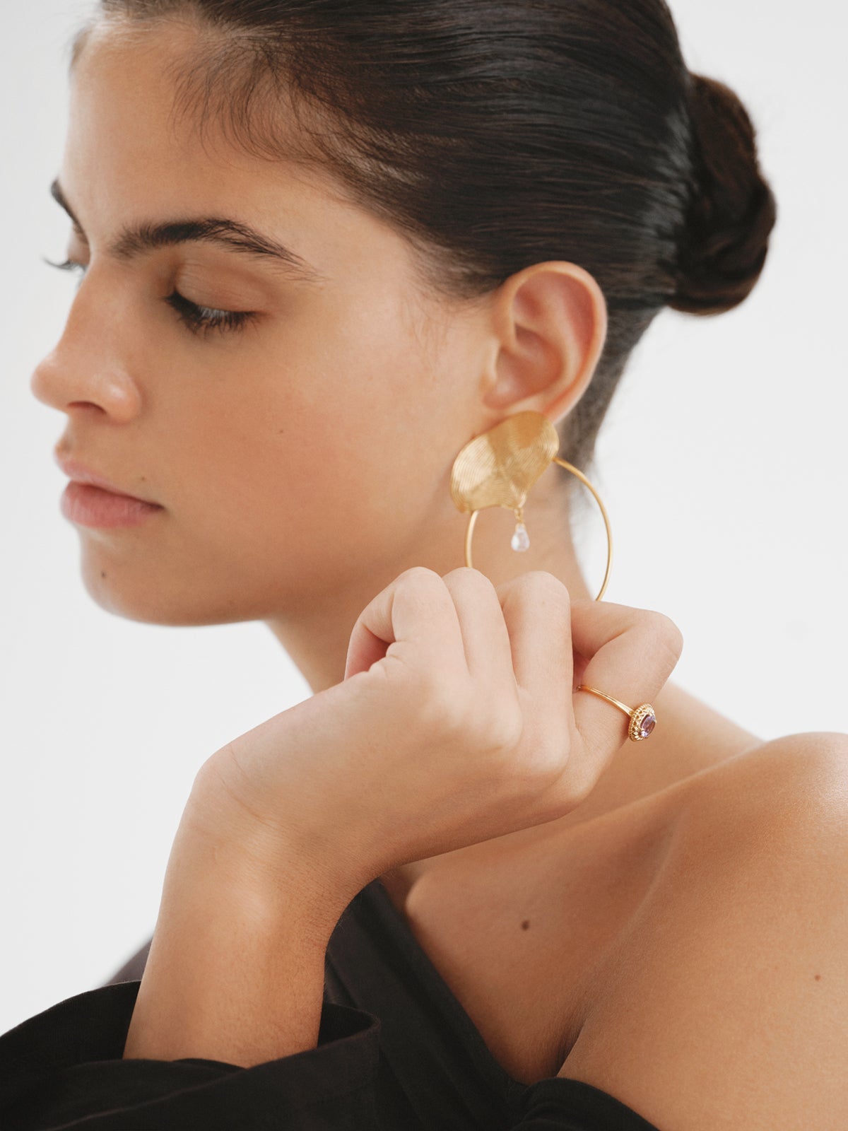 Pendientes de aro grandes de plata 925 bañada en oro amarillo de 18K con relieve y topacio blanco