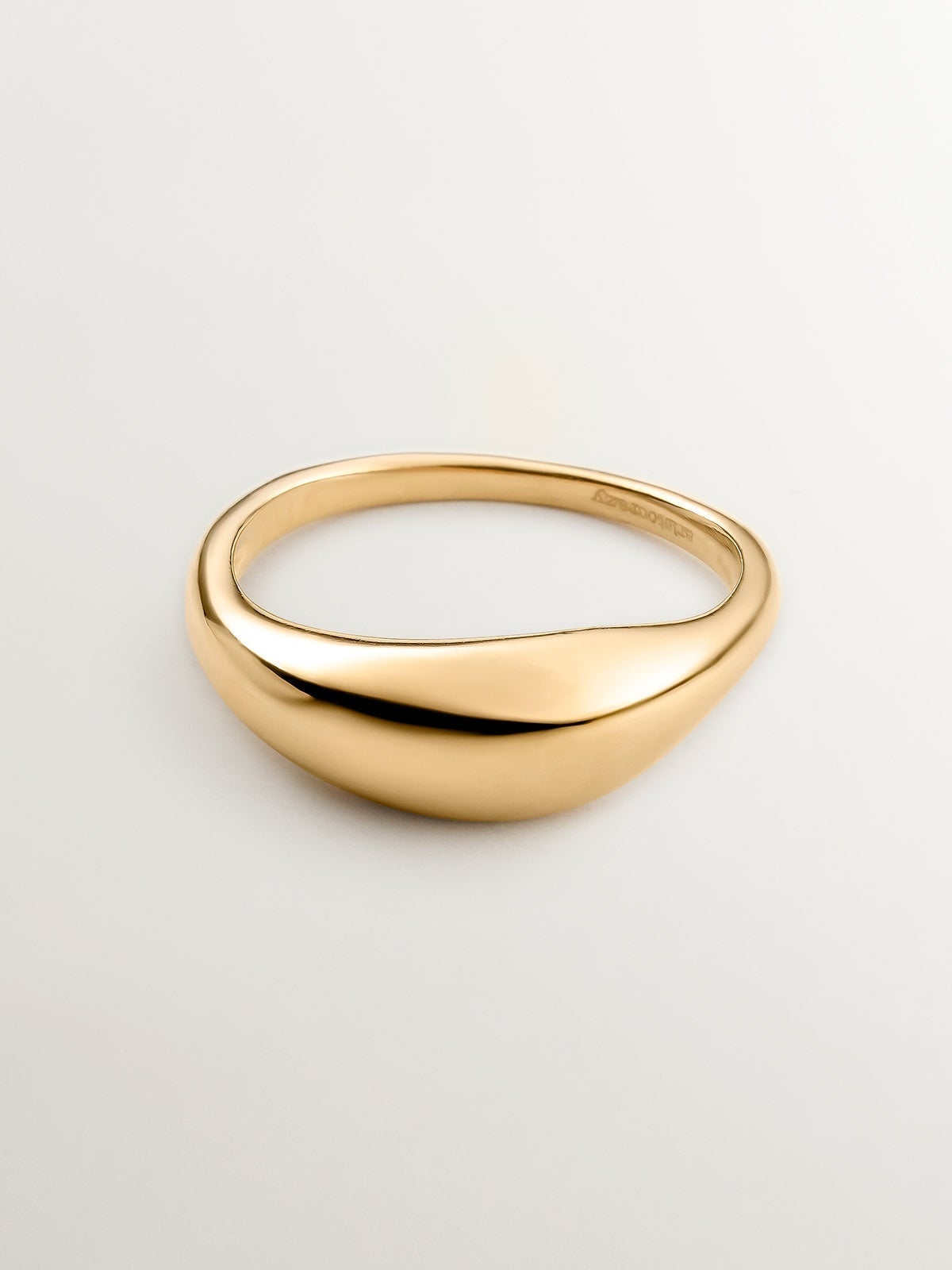 Anillo abombado de plata 925 bañada en oro amarillo de 18K