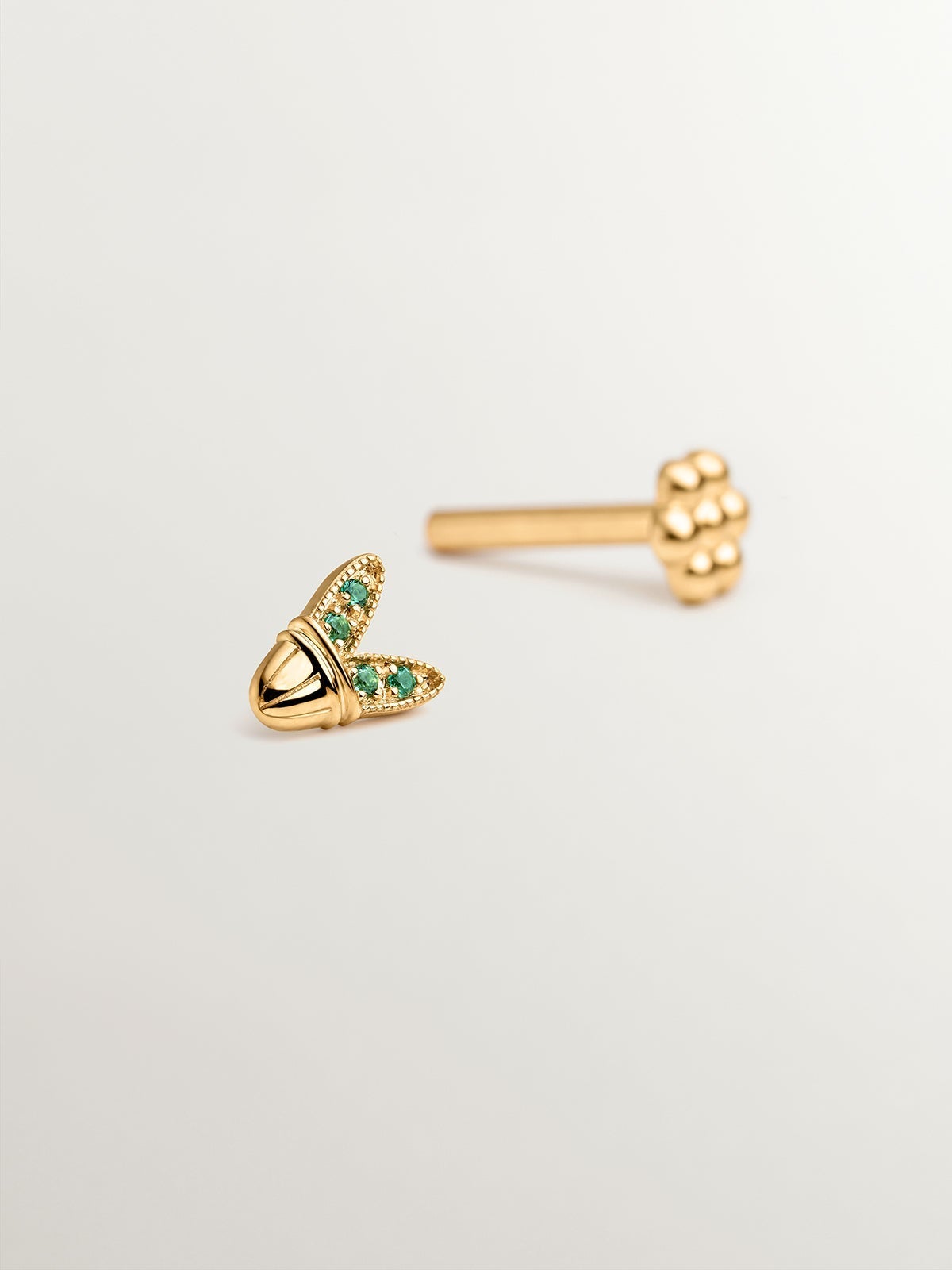 Piercing de oro amarillo de 18K con esmeraldas y forma de alas