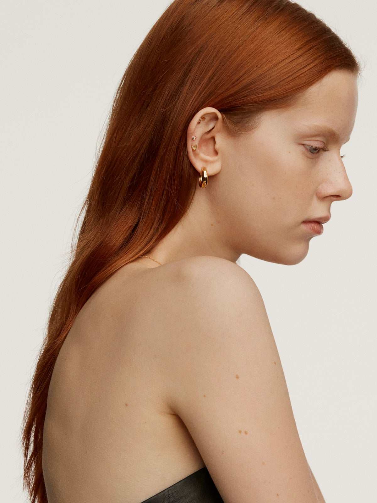 Piercing de oro amarillo de 18K con esmeraldas y forma de alas
