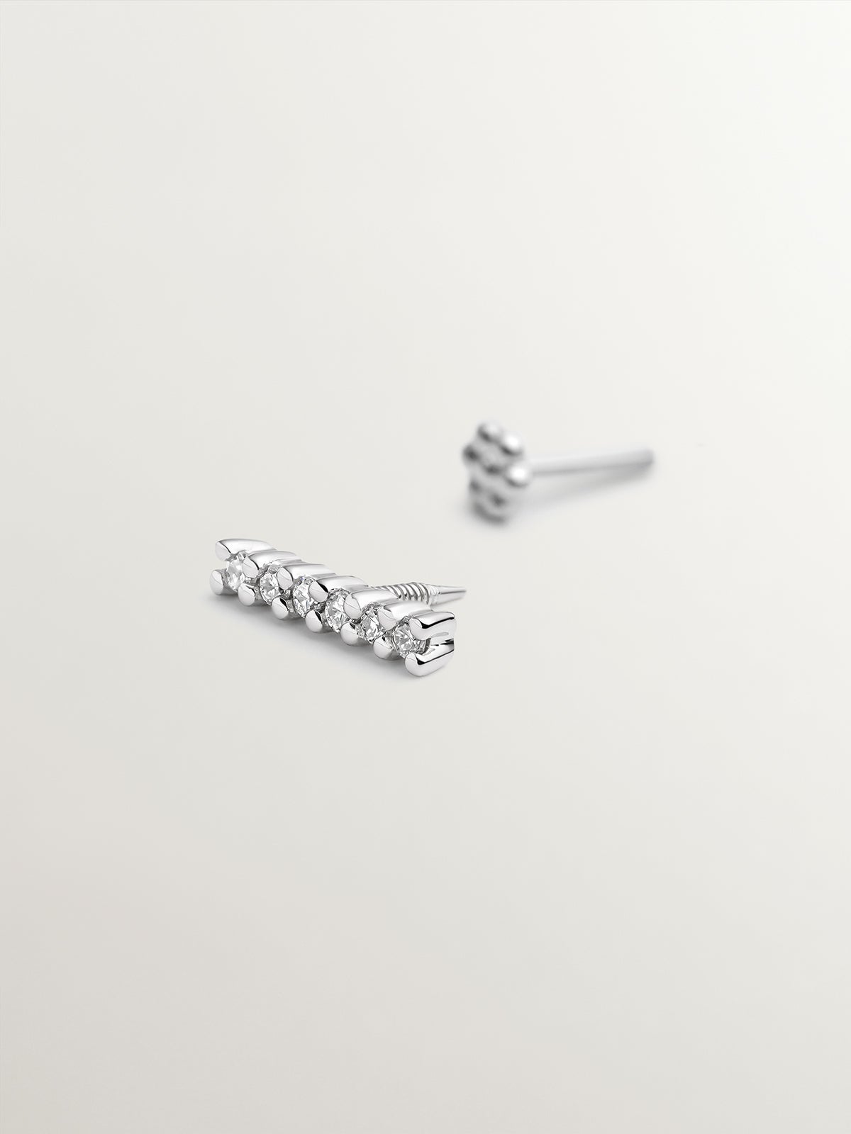 Piercing solitario de oro blanco de 18K con diamantes en talla brillante de 0,02 cts