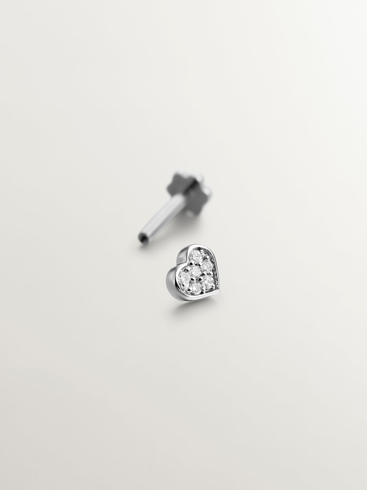 Pendiente individual de oro blanco de 18K con diamantes 0,3 cts