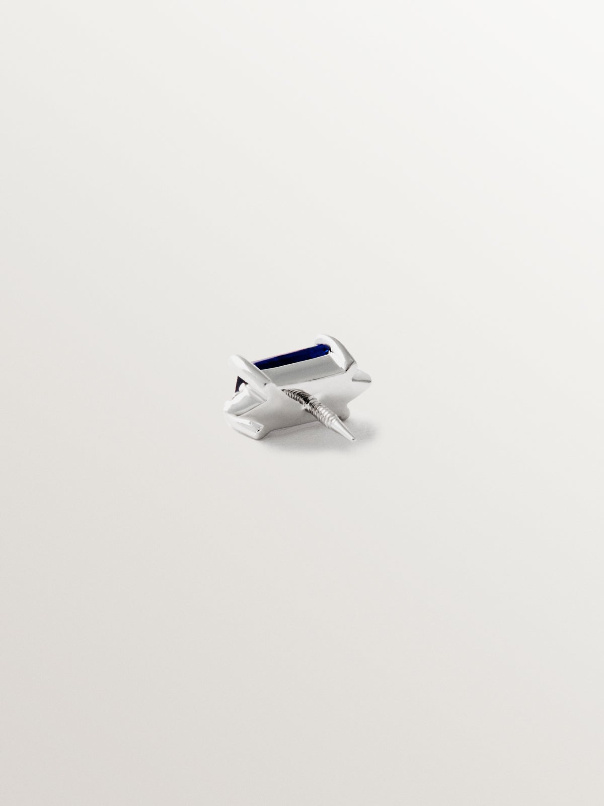 Pendiente individual de oro blanco de 18K con zafiro azul y diamantes blancos