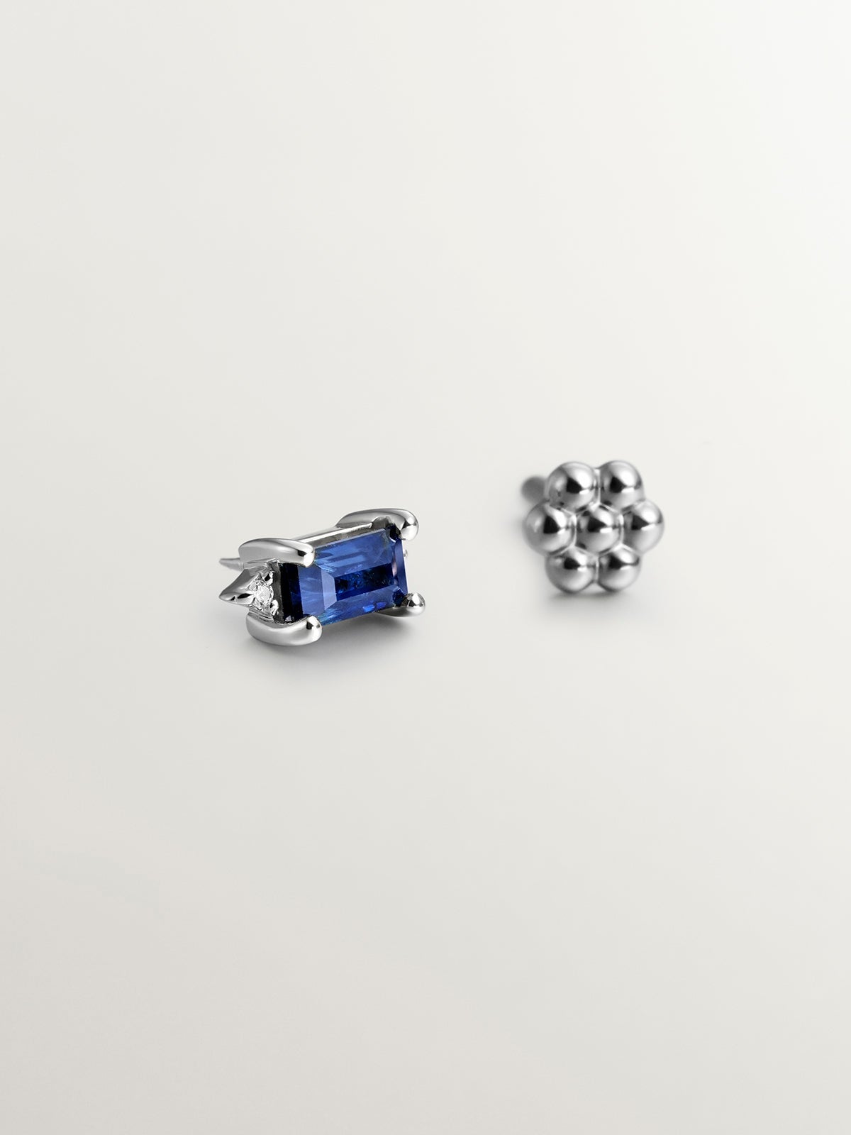 Pendiente individual de oro blanco de 18K con zafiro azul y diamantes blancos