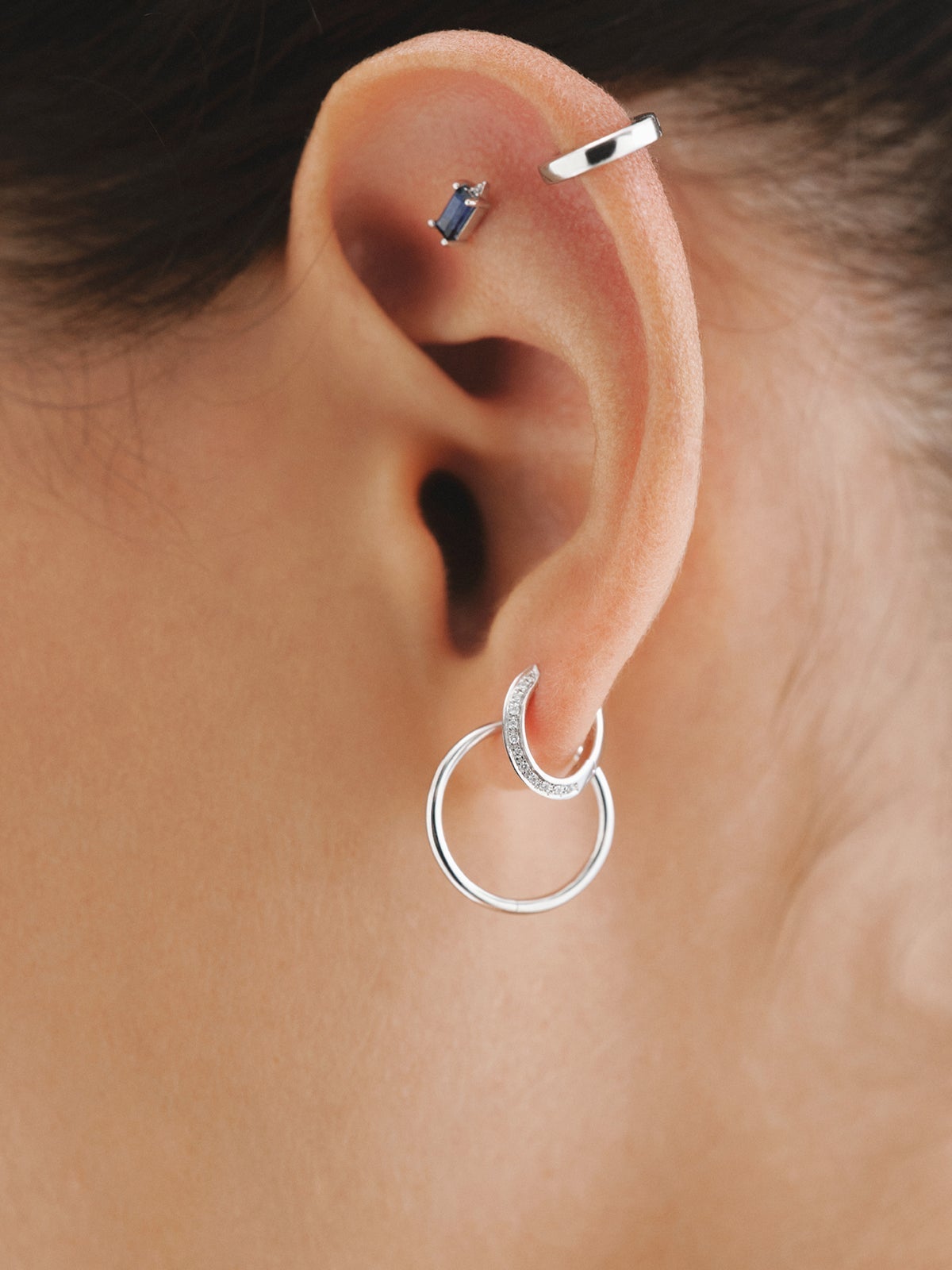 Pendiente individual de oro blanco de 18K con zafiro azul y diamantes blancos