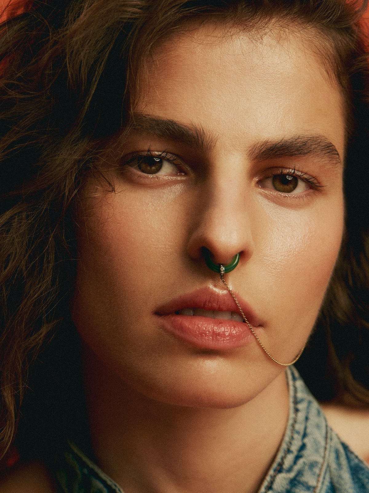 Piercing septum de ágata verde y oro blanco de 9K con diamantes y zafiro blanco