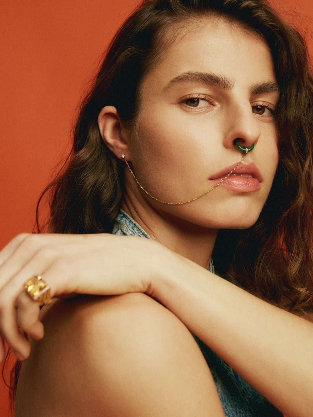 Piercing septum de ágata verde y oro blanco de 9K con diamantes y zafiro blanco
