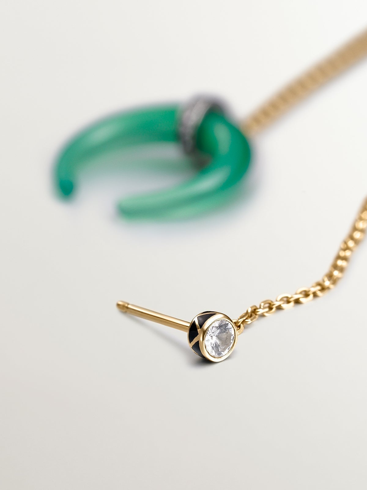 Piercing septum de ágata verde y oro blanco de 9K con diamantes y zafiro blanco