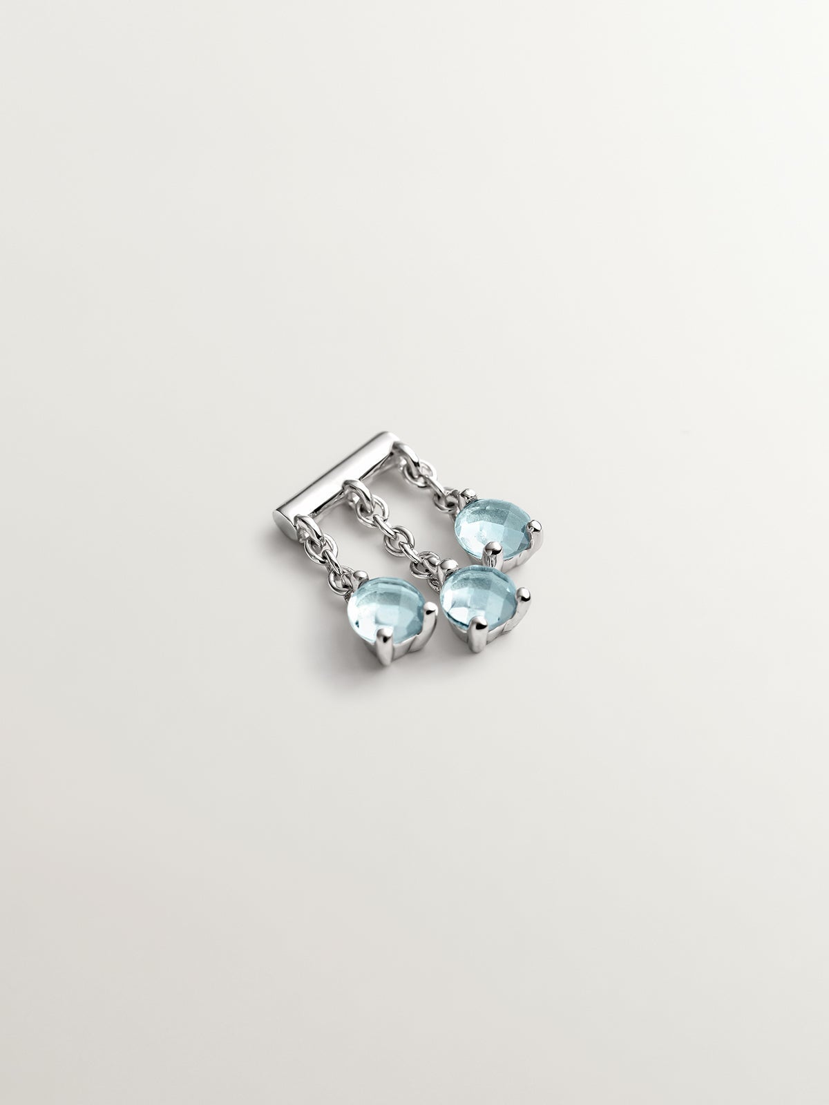 Pendiente individual de oro blanco de 18K con topacios azul sky