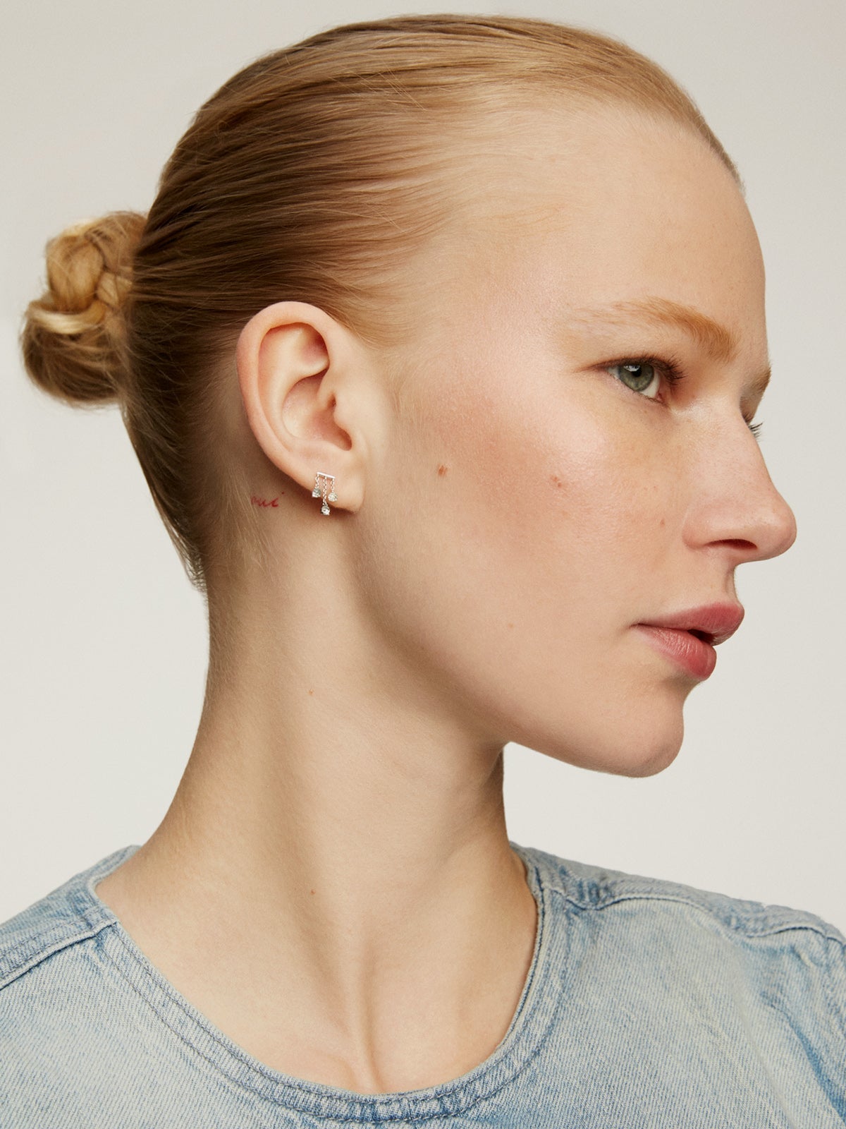 Pendiente individual de oro blanco de 18K con topacios azul sky