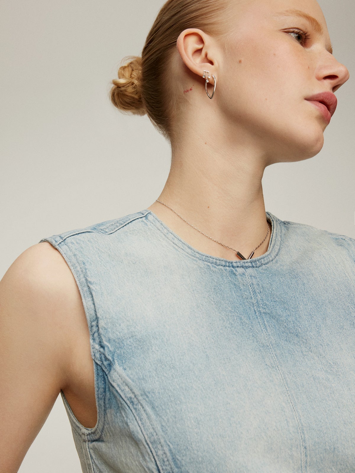 Pendiente individual de oro blanco de 18K con topacios azul sky