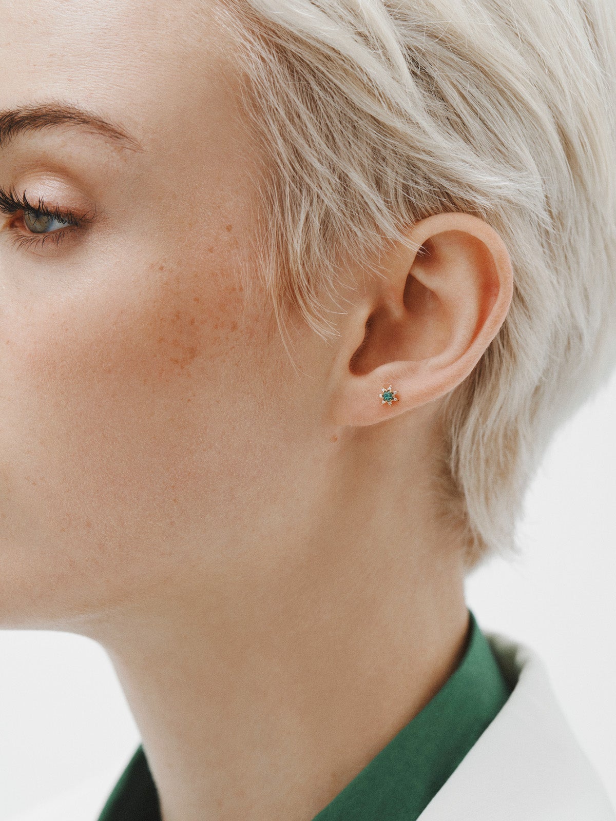 Pendiente individual de oro de 18K con esmeralda