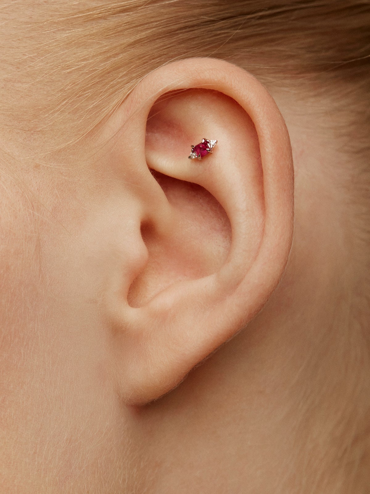 Pendiente individual de oro blanco de 18K con rubí rojo y diamantes blancos