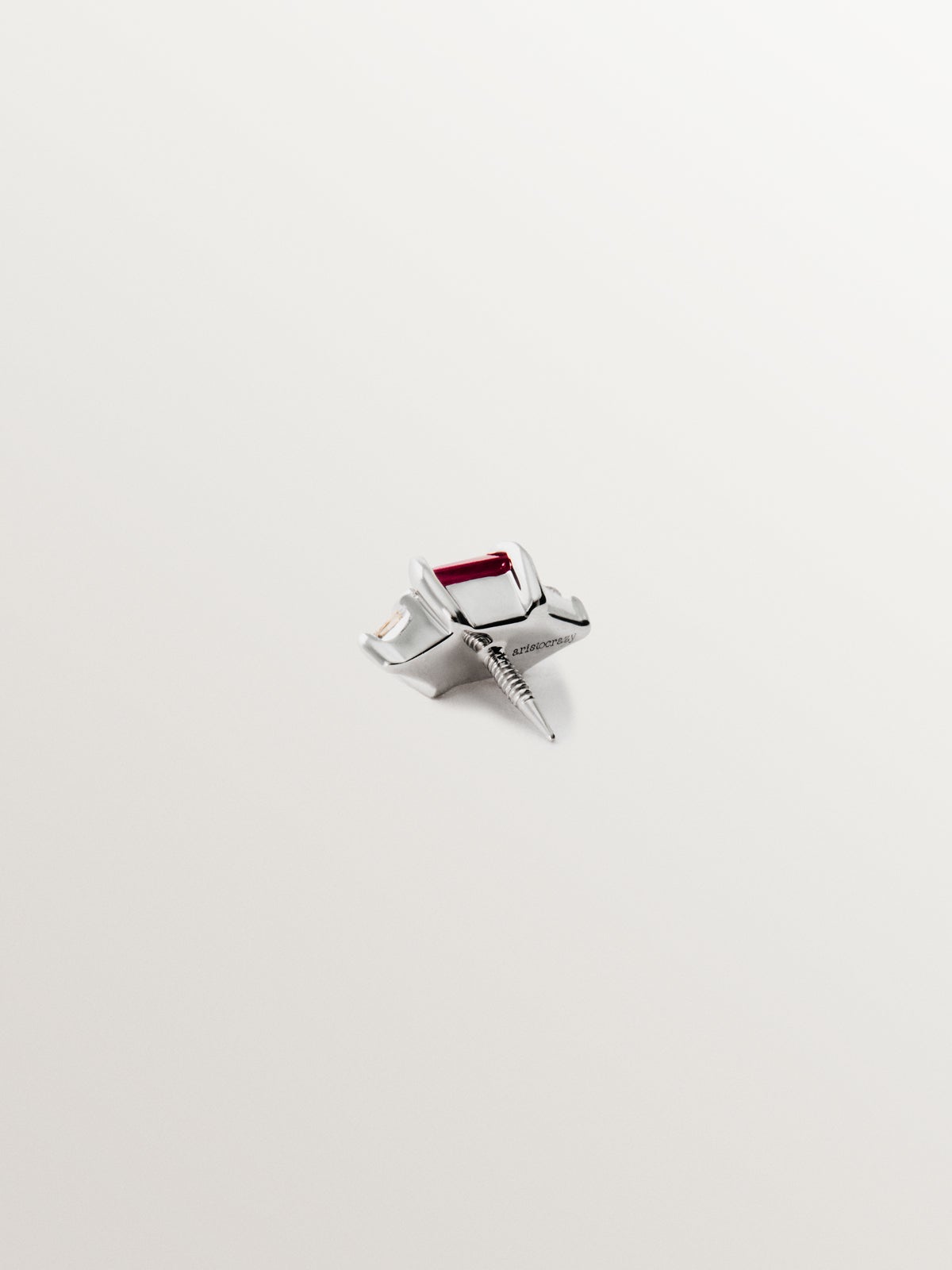 Pendiente individual de oro blanco de 18K con rubí rojo y diamantes blancos