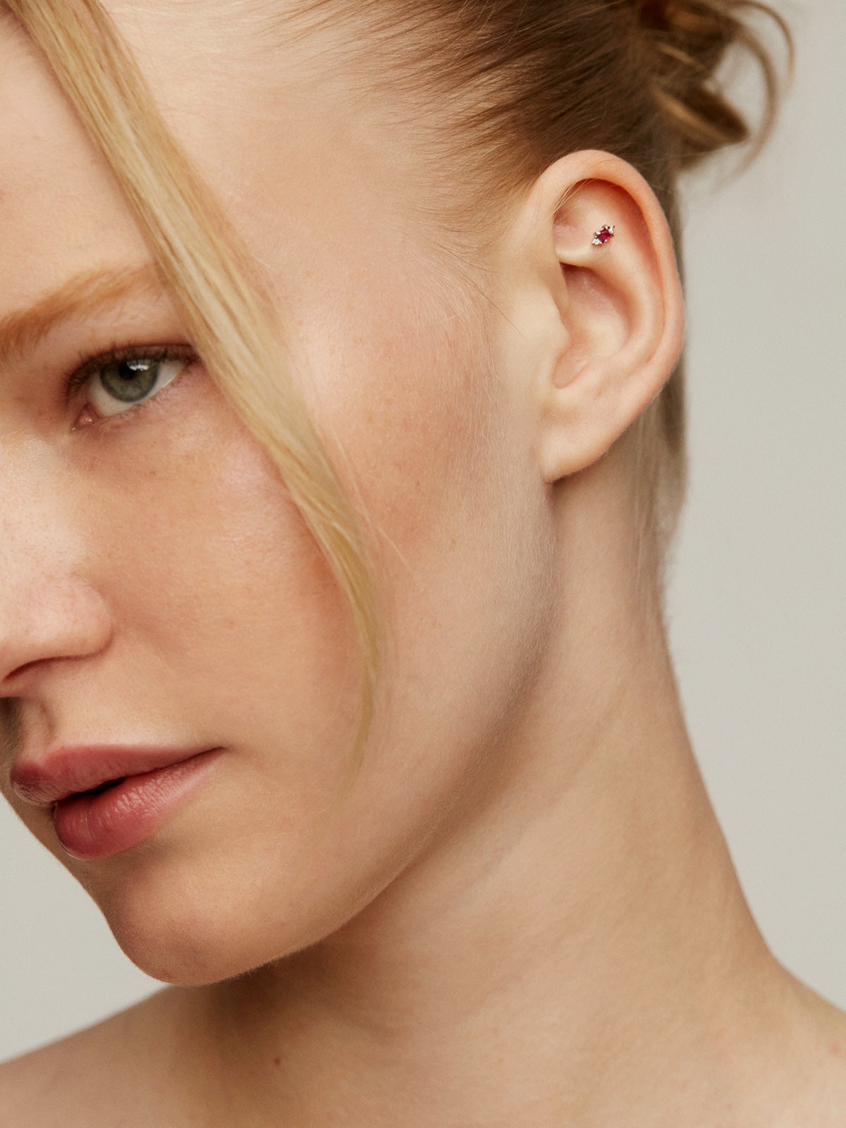 Pendiente individual de oro blanco de 18K con rubí rojo y diamantes blancos