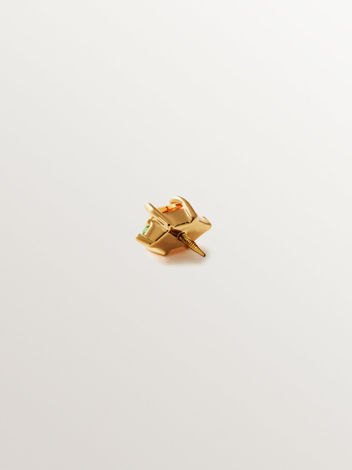 Pendiente individual de oro amarillo de 18K con zafiro naranja y esmeraldas verdes